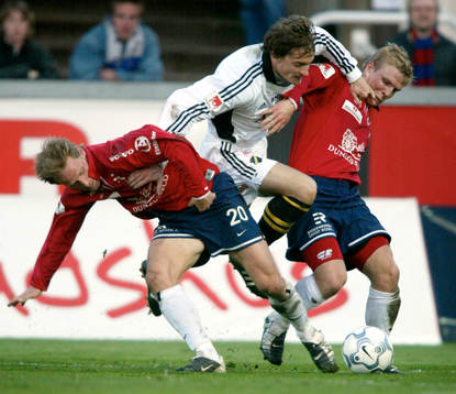 Mats Rubarth, AIK tränger sig förbi Martin Ulander,