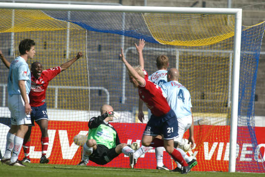 Johan Anegrund har gjort 0-1 och jublar
