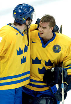 Tommy Salo gratuleras av Mathias Johansson