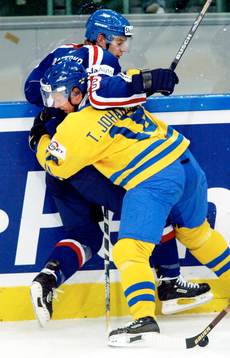Thomas Johansson, Sverige trycker upp Lubomir Bartecko,