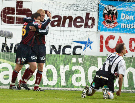 1-1, målskytten Kim Källström, Djurgården grattas av