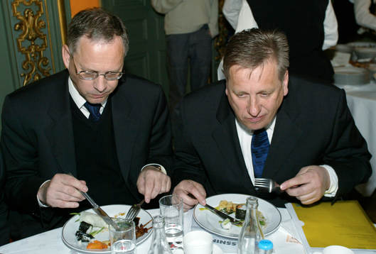Tommy Söderberg och Lars Lagerbäck äter japansk mat med