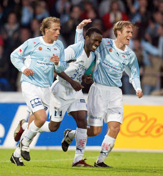 Tvåmålsskytten Peter Ijeh dansar och ler