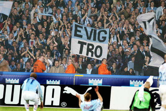 På Tvåmålsskytten Peter Ijeh tröja: John 3:16. På