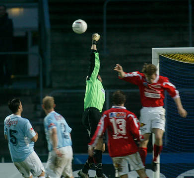 Lee Baxter boxar bort bollen