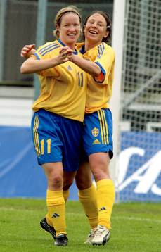 Hanna Ljungberg och Victoria Svensson jublar