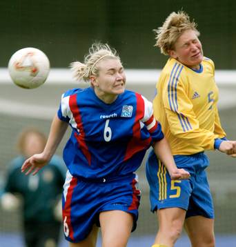 Kristin Bengtsson i en duell med Asthildur Helgadottir