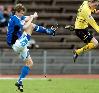 Karl Ståhl ger Lars Nilsson en arselspark