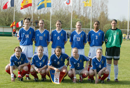 Frankrike. Övre fr.v: Claire Morel, Ludivine Diguelman,
