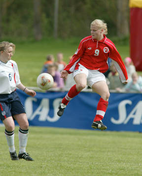 Laura Basset, England och Nicole Gassmann, Schweiz