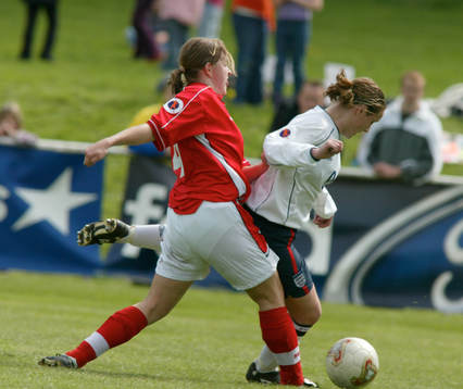 Nadine Schär, Schweiz och Katy Ward, England