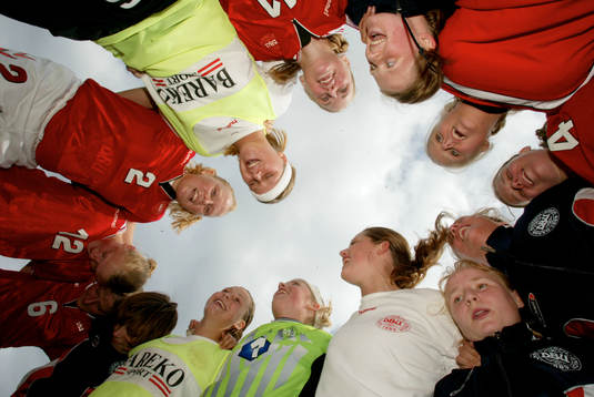 Danmarks flickor jublar (jubel) över segern
