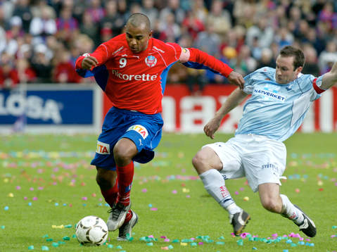 Hans Mattiason tacklar Alvaro Santos