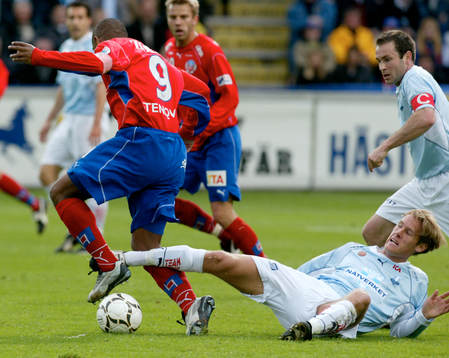 Tackling, Mikael Roth mot Alvaro Santos