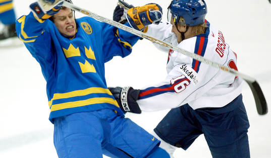 Kim Johnson krockar med Vladimir Orszagh
