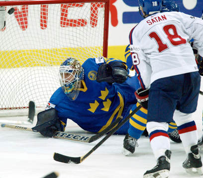 Miroslav Satan slår i kvitteringspucken bak Tommy Salo