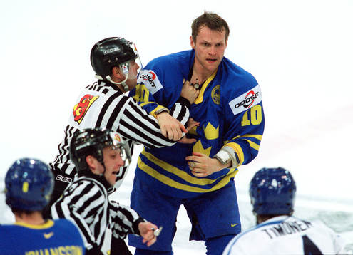 Andreas Johansson, Sverige, hålls tillbaka av domare