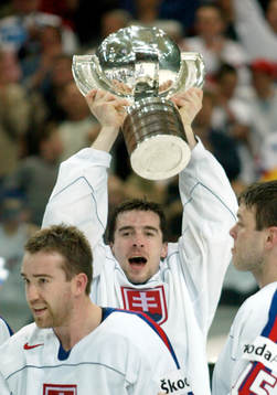 Slovakien världsmästare. Peter Bondra med bucklan