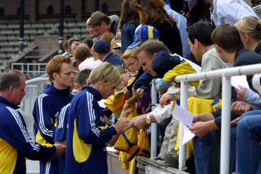 Svenska spelare skriver autografer