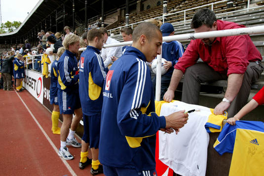Svenska spelare skriver autografer