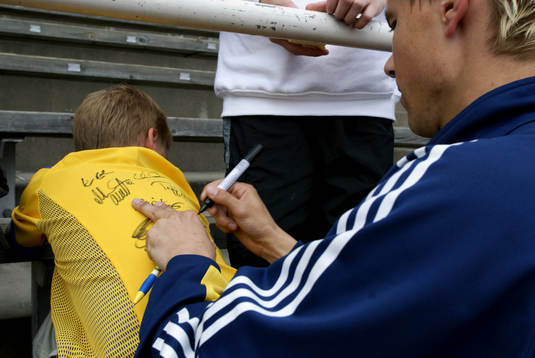 Svenska spelare skriver autografer