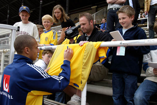 Henrik Larsson (Henke Larsson) skriver autografer