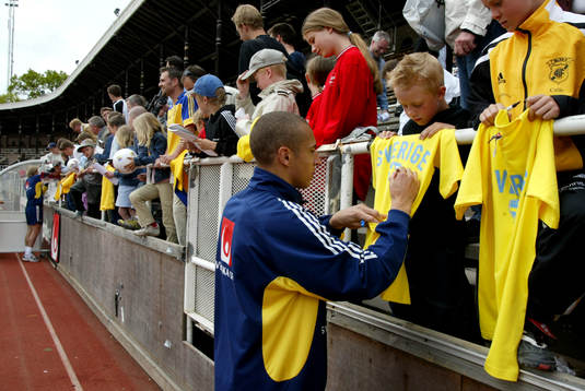 Henrik Larsson (Henke Larsson)  skriver autografer