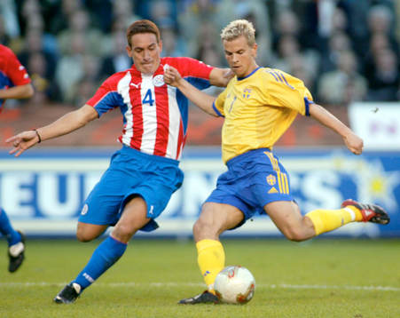 Niclas Alexandersson, Sverige och Carlos Gamarra, Paraguay