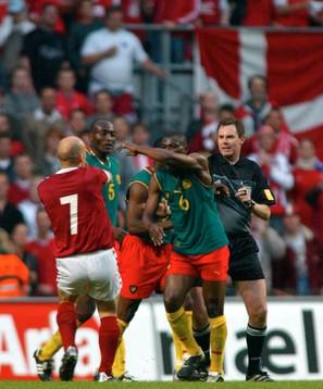 Thomas Gravesen, Danmark och Pierre Njanka, Kamerun. Bråk