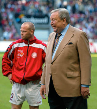 Lennart Johansson, ordförande UEFA hälsade på alla