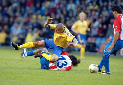 Henrik Larsson, Sverige tacklas av Carlos H Parades,