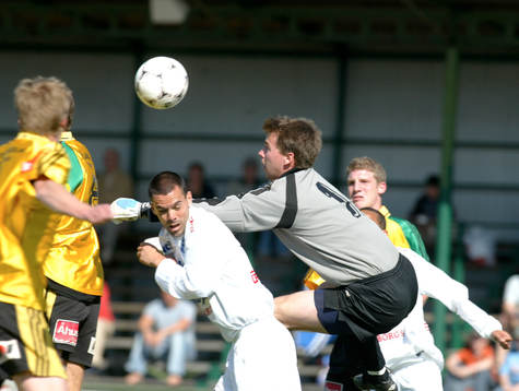 Lunds målvakt boxar bort bollen