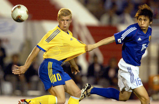 Marcus Allbäck, Sverige slits i tröjan av Nakata Koji