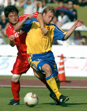 Mattias Jonson i en närkamp med en Miyasaki spelare