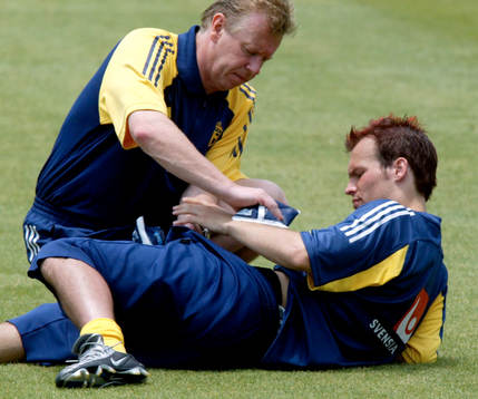 Fredrik Ljungberg, Sverige, skadad i ljumsken. Här läggs