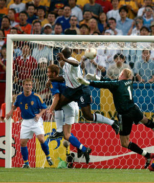 Sol Campbell, England nickar in 1 - 0