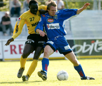 Tom Juma drar i Marcus Tillys tröja