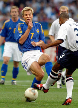 Ashley Cole skjuter bollen på Niclas Alexandersson