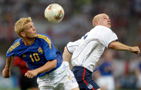Marcus Allbäck i en närkamp med Danny Mills