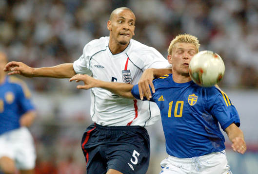 Marcus Allbäck i en närkamp med Rio Ferdinand
