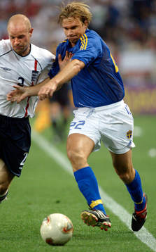 Andreas Andersson i en närkamp med Danny Mills