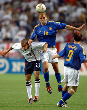 Teddy Lucic, Sverige i en närkamp med Kieron Dyer, England