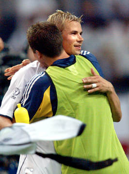 Niclas Alexandersson kramas med Daniel Andersson