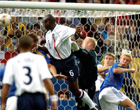 Sol Campbell nickar in 1-0