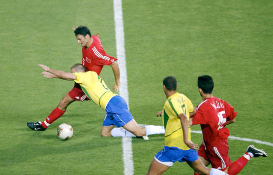 Alpay, Turkiet fäller Luizao, Brasilien med straff som