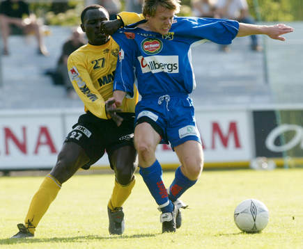 Tom Juma drar Marcus Tilly i tröjan