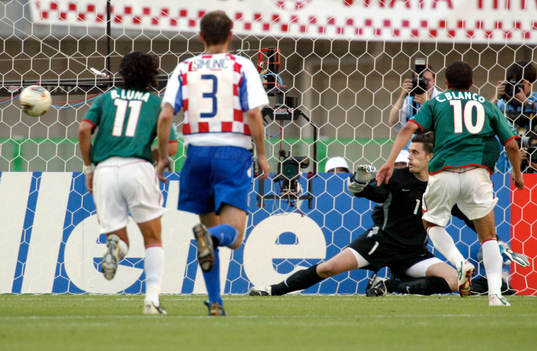 Cuauhtemoc Blanco, Mexico gör matchens enda mål på straff