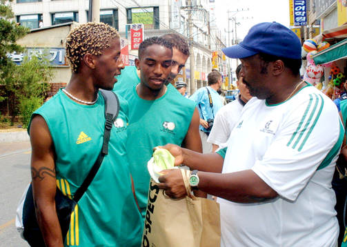 Jomo Sono, tränare, Sibusiso Zuma, Benni McCarthy och