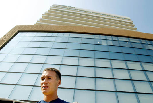 Patrik Andersson framför spelarhotellet