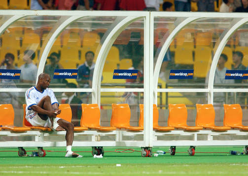 Sylvain Wiltord, Frankrike, sitter på bänken
